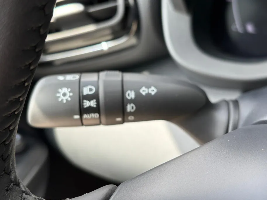 Toyota Yaris 1.5 Hybrid 115 Comfort Apple Carplay/Android Auto , cruise control adaptief en stuurhulp , climate , lm velgen , tel , usb , camera .