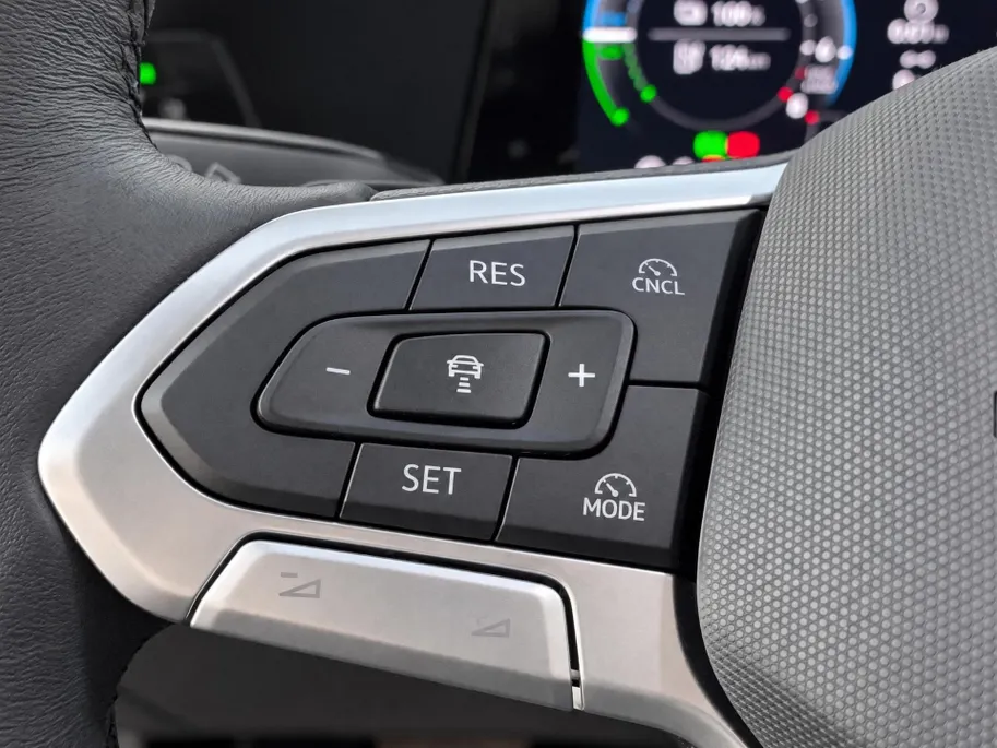 Volkswagen Golf 1.5 eHybrid 204pk DSG Life Edition · Camera · Keyless · Apple/Android Car Play · Stoelverwarming · Apple/Android Car Play · Garantie t/m 17-05-2030 of 100.000km