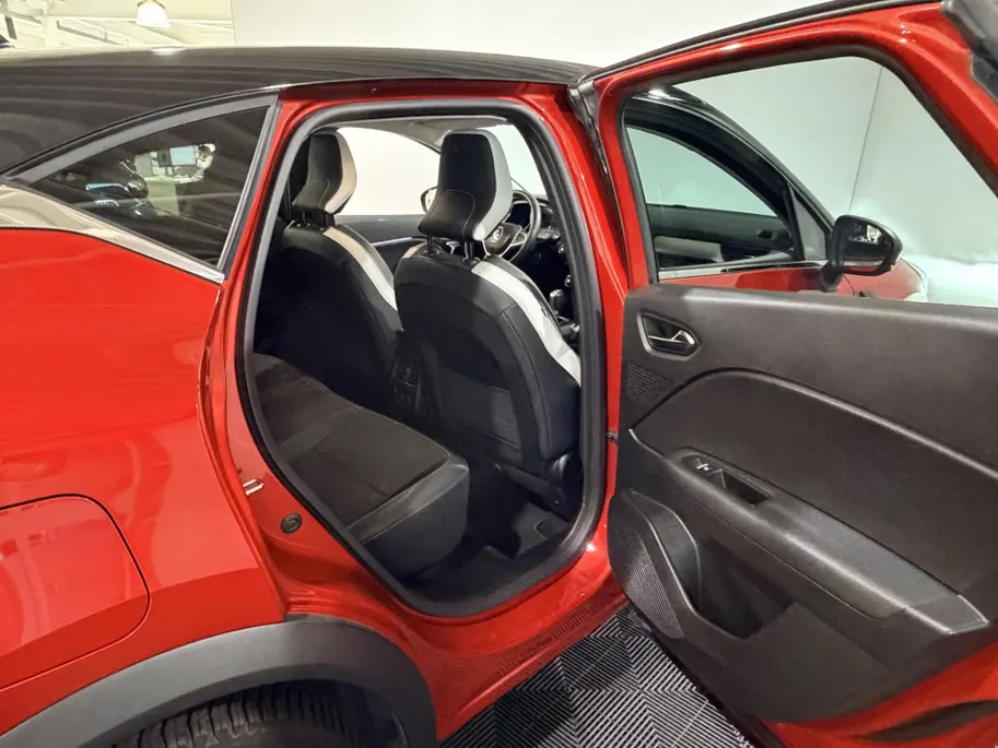 Renault Captur 145PK E-Tech Hybrid Intens Automaat | Trekhaak | All Season Banden | Navi | Camera | Climate Control | Velgens Hoogglans Zwart | Apple CarPlay/Android Auto | Licht & Regen Sensor | Full LED |