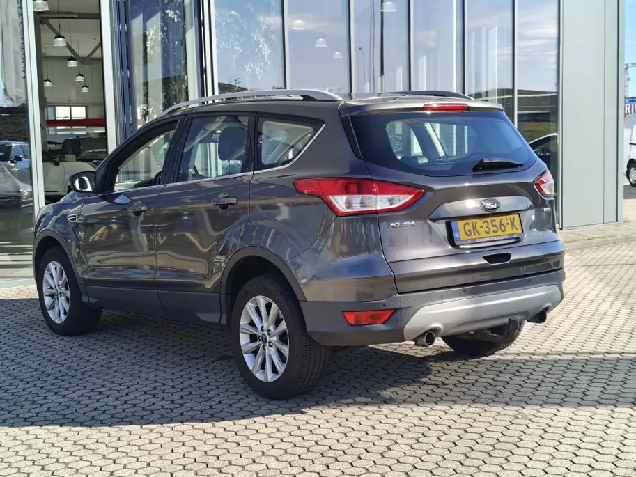 Ford Kuga 1.5 Titanium - 2.000 kg trekgewicht - TREKHAAK - VOORRUITVERWARMING - PARKEERSENSOREN V+A