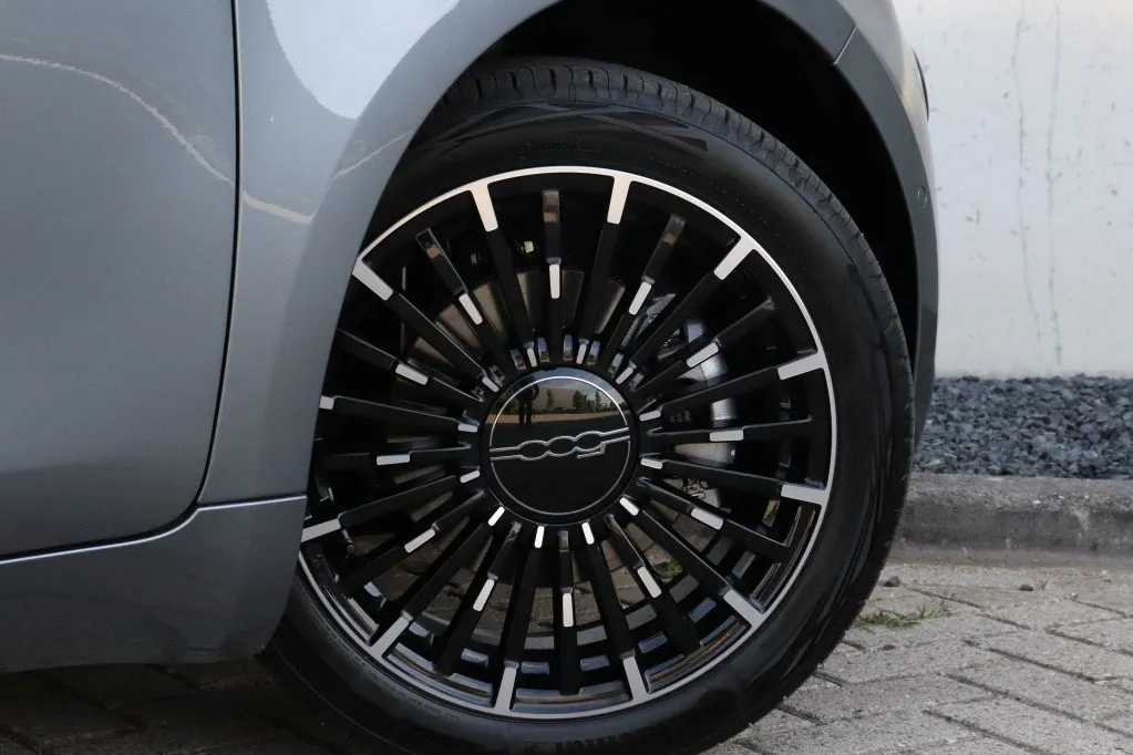 Fiat 500e C La Prima by Bocelli 42 kWh | JBL | Winter | Camera | 17′