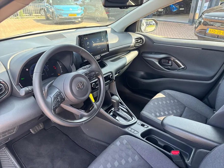 Toyota Yaris 1.5 Hybrid 115 Comfort *NIEUW*Automaat*Navi via Carplay*Camera*Climate Control*Adapt. Cruise Control*LM.Velgen*NIEUWE AUTO!