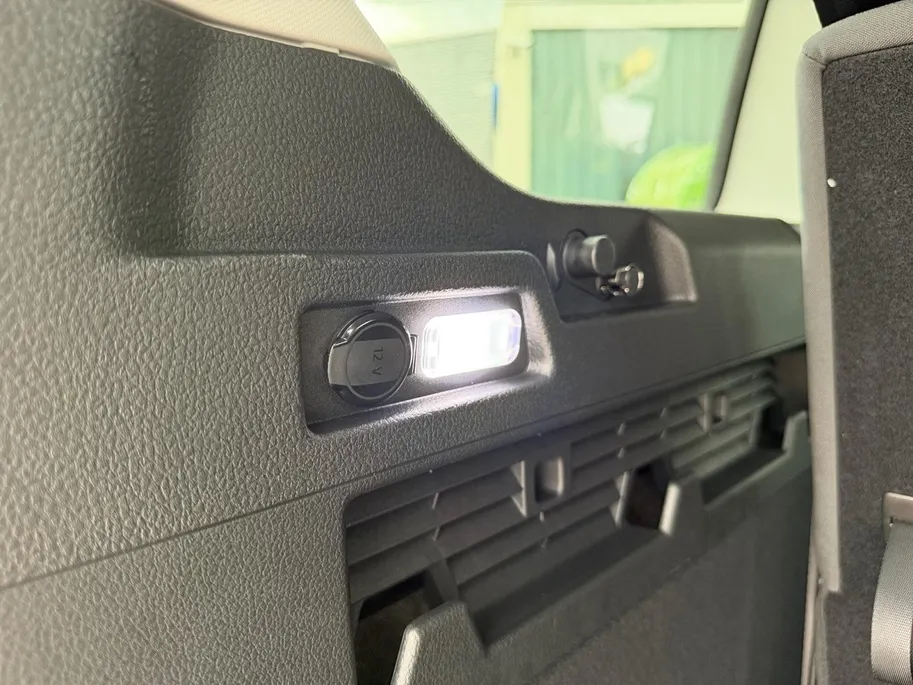 Ford Transit Connect Ford Tourneo Connect PHEV L2 Titanium 7p. | Uit Voorraad Leverbaar | Geel Kenteken | Automaat | Trekhaak | AGR Gecertificeerde Voorstoelen | Achteruitrijcamera | Winter Pakket | Adaptieve Cruise Control