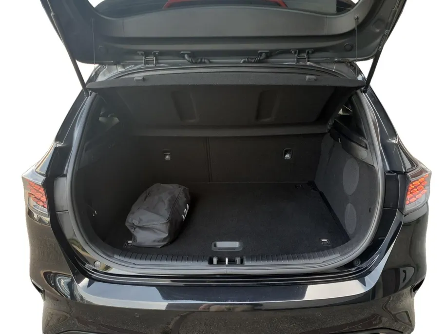Kia Ceed 1.0T Design Edition | Stoel en stuurverwarming | Dodehoek detectie | Navigatie | Camera | Apple carplay / Android Auto | JBL sound system |