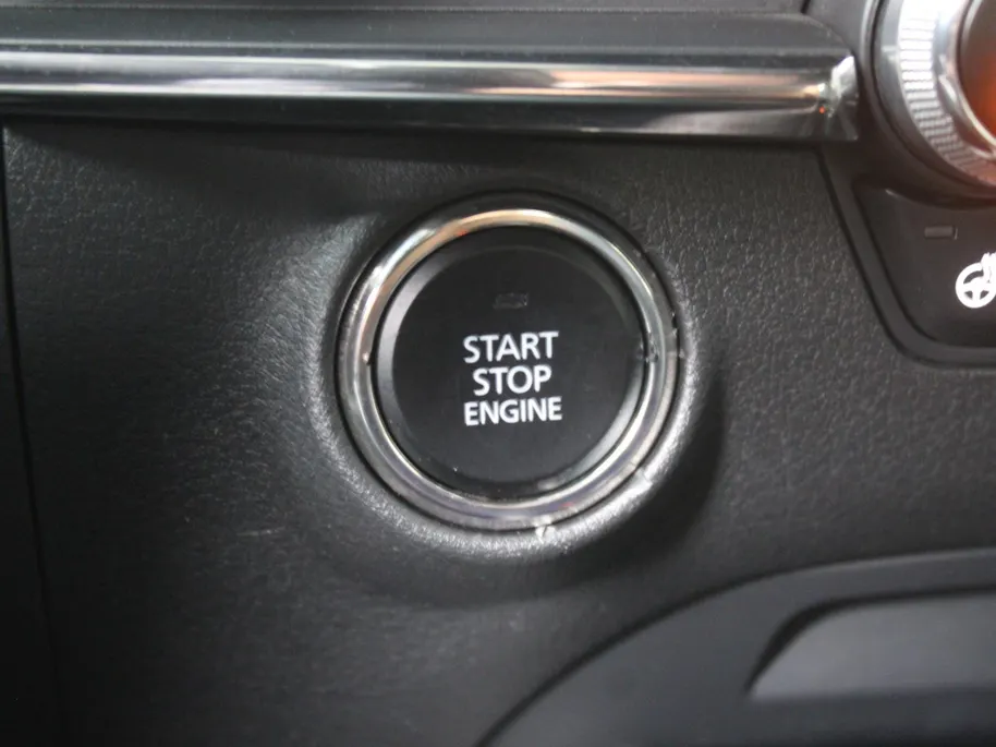 Mazda 3 2.0 e-SkyActiv-G M Hybrid 122 Luxury | Trekhaak | Stuur-/stoelverwarming | Leer | 360 Camera | Stoelgeheugen | 18' LM | HUD | LED | Cruise adapt. |