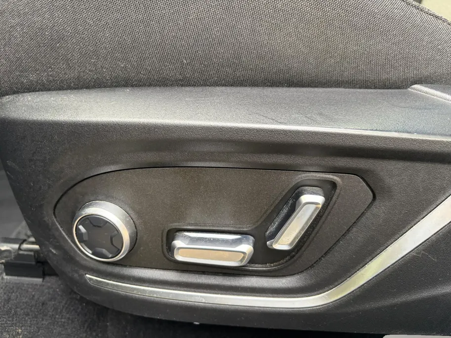 Lynk & Co 01 1.5 Apple Carplay/Android Auto , stoelverwarming , panoramadak , navigatiesysteem full map , camera 360 , elektrisch verstelb. bestuurdersstoel met geheugen , elektrisch bedienbare achterklep ,                                               lichtmetalen ve