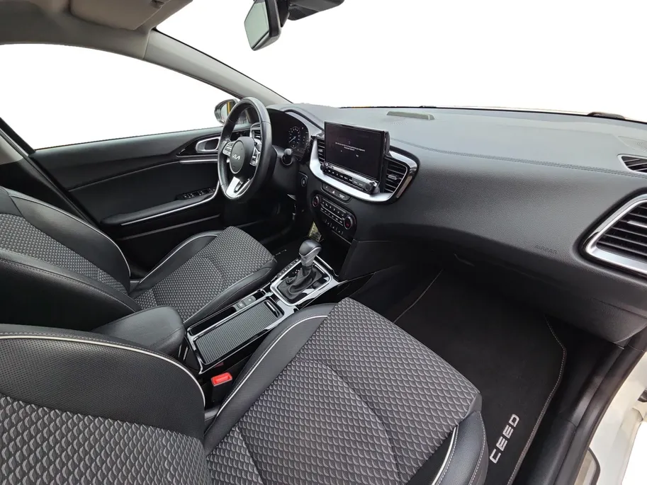 Kia Ceed Sportswagon 1.6i PHEV DynamicPlusLine Navi | Camera | Stoel + Stuurverwarming | Elektr. Achterklep | LED | Apple Carplay & Android Auto | Metallic lak | NAP