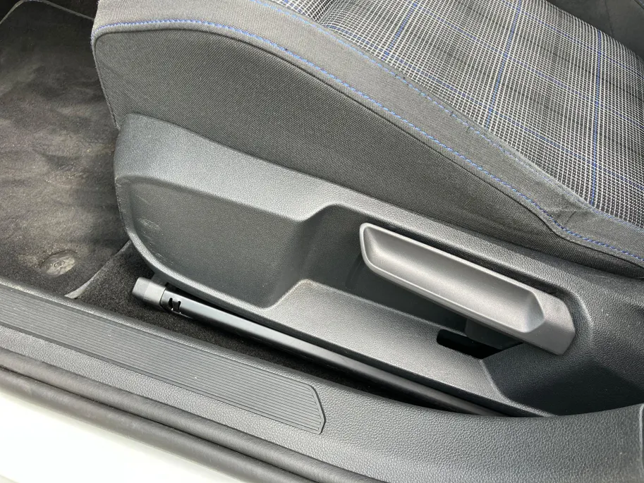Volkswagen Golf 1.4eHybrid 180kW/245PK GTE · Panoramadak · Dodehoeksensoren · Navigatie · Apple/Android Car Play · Camera · Stoelverwarming ·