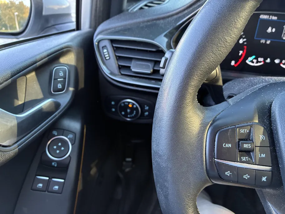 Ford Fiesta 1.0 EcoBoost Active ** VOORRUITVERWARMING ** PARKEERSENSOREN ACHTER **