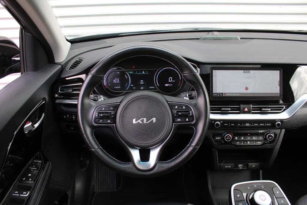 Kia e-Niro DynamicPlusLine 64 kWh | Warmtepomp | Schuif/kantel dak | 17' LM | Airco | Cruise | Navi | Camera |