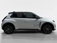 Renault 5 Comfort Range Iconic Cinq 52 kWh Automaat | DEMO | Harman Kardon Audio | Camera | Blind Spot Warning | Adaptive Cruise Control | Climate Control | Apple CarPlay/Android Auto | Digital Cockpit |