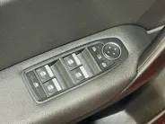 Renault Captur 90PK TCe Intens | Navi | Camera | Climate Control | Parkeersensoren | Apple CarPlay/Android Auto | Licht & Regen Sensor | Full LED | Lichtmetalen Velgen | Armsteun |