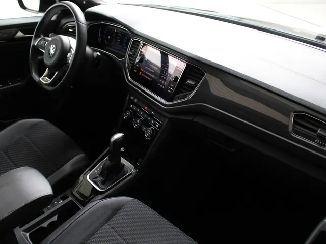 Volkswagen T-Roc 1.5 TSI Sport R-Line DSG Panoramadak | El. Achterklep | Beats Audio | Suzuka 19' Zwart