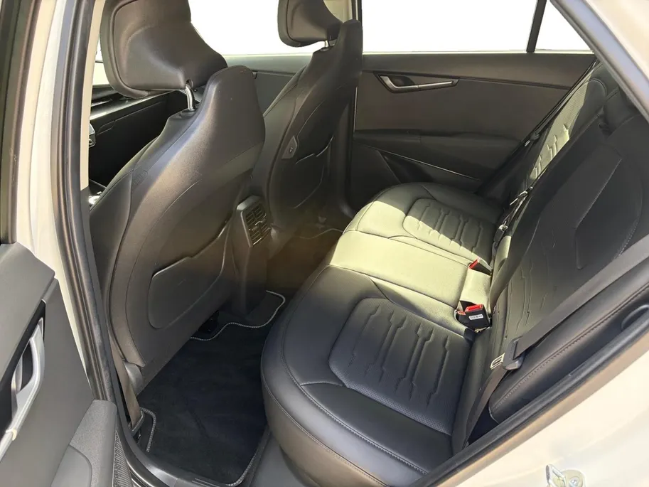 Kia Niro EV DynamicPlusLine 64.8 kWh | Glazen schuif-/kanteldak | Stoel- en stuurverwarming | Elektrisch bedienbare achterklep | Head-up display | Dodehoek assistentie | Achteruitrijcamera | Apple/Android Carplay | LED | Climate control