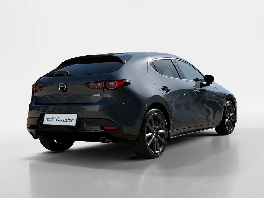 Mazda 3 2.0 e-SkyActiv-G M Hybrid 122 Comfort met Bose | Apple Carplay / Android Auto | Navigatiesysteem | Licht + Regensensor | Elektrisch Verstelbare Bestuurderstoel  | Stoel + Stuurverwarming | Parkeersensoren Voor + Achter | Camera Achter | 18'Lichtmetalen ve
