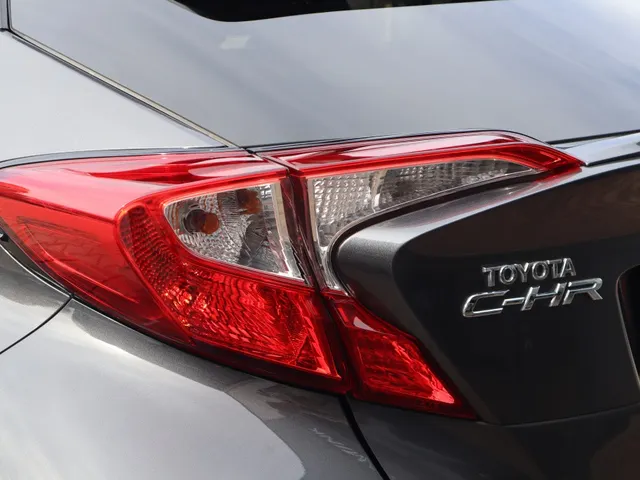 Toyota C-HR 1.8 Hybrid Style Trekhaak | All Seasonbanden | Stuur en stoelverwarming