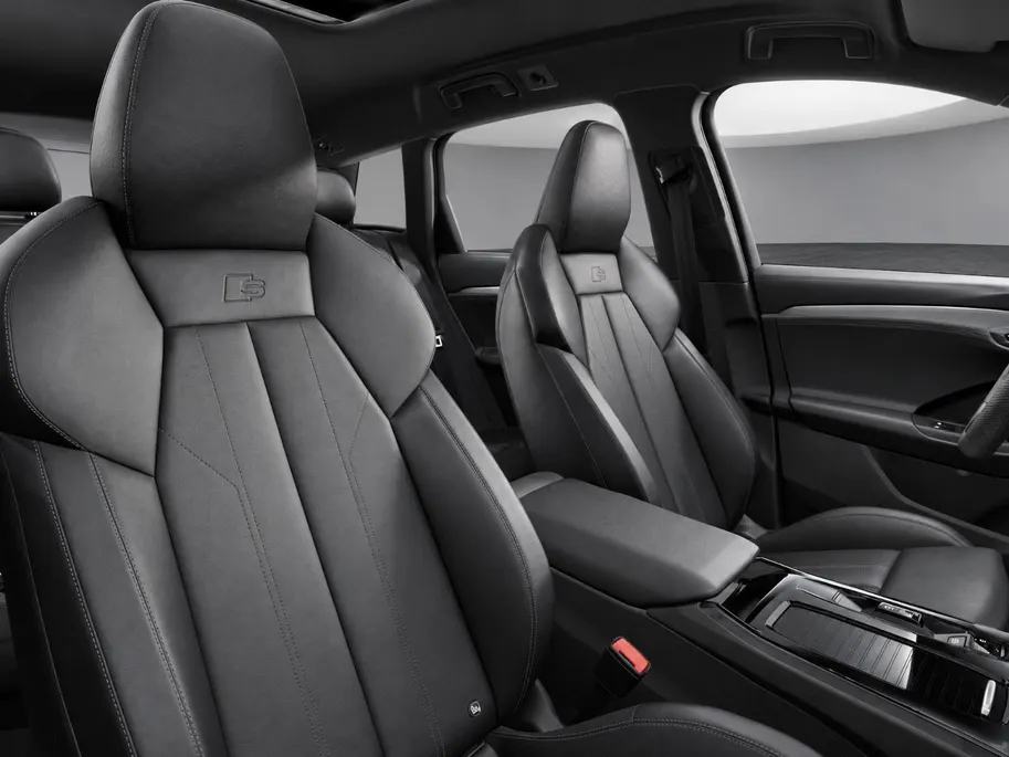 Audi Q6 e-tron S edition 83 kWh 252 PK · Trekhaak elek. wegklapbaar · Optiekpakket zwart · Zwart lederen S-line bekleding