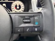 Nissan QASHQAI 1.3 MHEV Xtronic N-Connecta Apple Carplay/Android Auto , airco (automatisch) , cruise control adaptief met Stop&Go en stuurhulp , elektrisch bedienbare achterklep met sensorsturing , navigatiesysteem , panoramadak , voorstoelen verwarmd en stuur , rondomz