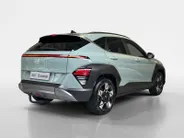 Hyundai Kona 1.6 GDI HEV Premium | Trekhaak Afn 13polig| Apple Carplay / Android Auto | Navigatiesysteem | Elektrisch Verstelbare Voorstoelen | Bestuurdersstoel + Geheugen | Parkeersensoren Voor + Achter | Camera Voor + Achter | Stoelverwarming + Stoelkoeling | Stuurv