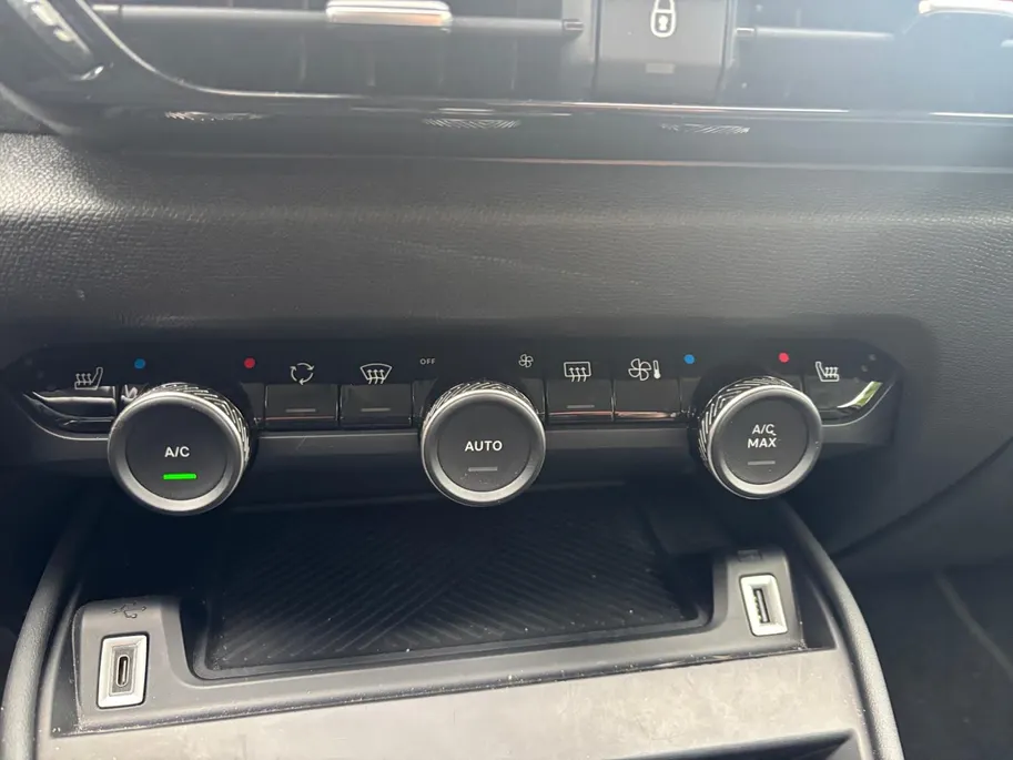 Citroën C4 1.2 Puretech Shine AUTOMAAT NAVI AIRCO CAMERA PARKEERSENSOREN CRUISE CONTROLE APPLE CARPLAY ANDROID AUTO HOGE INSTAP ZEER MOOIE AUTO
