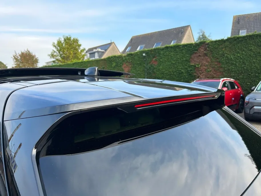 Kia EV4 Hatchback GT-PlusLine 81.4 kWh | Schuif/kanteldak | Lederen bekleding | 360 Graden camera | Head up display | Elektrische achterklep | Elektrische stoel verstelling met geheugen | Stoel verwarming + ventilatie voor | Dodehoek camera | Draadloze oplader | 