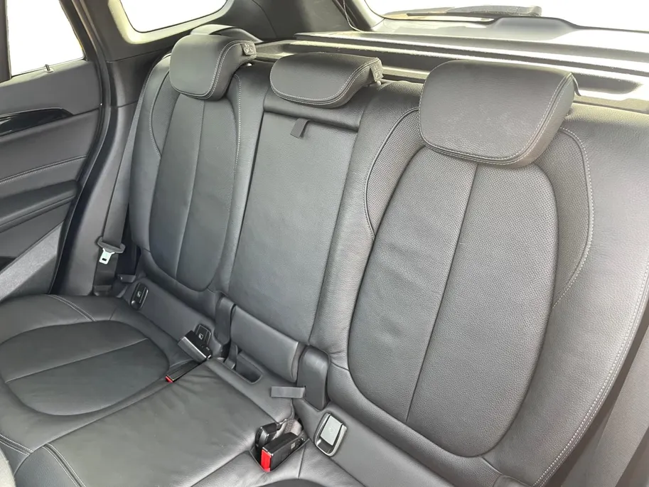 BMW X1 sDrive20i High Executive *Automaat*Navi*Camera*Schuif/kanteldak*Climate Control*Stoelverwarming*Lederen bekleding*LM. Velgen*Zeer nette auto!