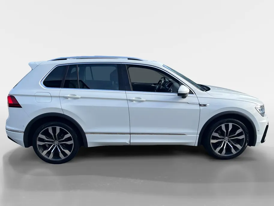 Volkswagen Tiguan 2.0 TSi DSG-aut. 4Motion Highline R-Line NL Auto | 11-2017 | Pano dak | Trekhaak | 20' | Stoelverwarming | Etc.