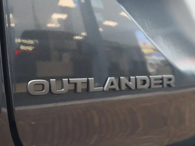 Mitsubishi Outlander 2.4 PHEV Black Edition All Seasons | Yamaha sound