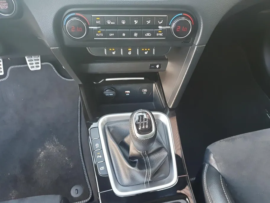Kia ProCeed 1.5 T-GDi GT-Line | Stoel en stuurverwarming | Navigatie | Elektrische achterklep | Camera | Climate control | Apple Carplay / Android Auto |