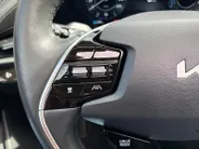 Kia Niro EV DynamicPlusLine 64.8 kWh | Glazen schuif-/kanteldak | Stoel- en stuurverwarming | Elektrisch bedienbare achterklep | Head-up display | Dodehoek assistentie | Achteruitrijcamera | Apple/Android Carplay | LED | Climate control