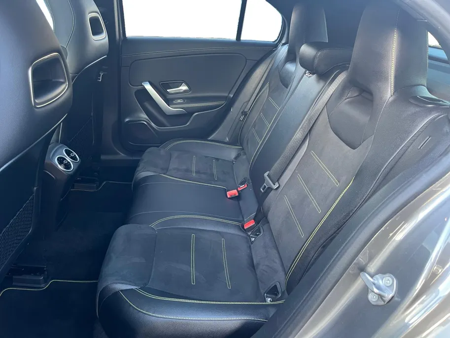 Mercedes-Benz A-Klasse 250 Premium Plus | AMG Pakket | Panoramadak | Achteruitrijcamera | Stoelverwarming | 12 maanden garantie! |