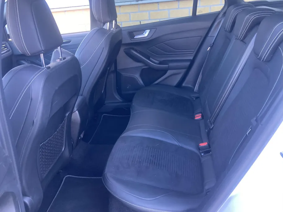 Ford Focus 2.3 EcoBoost ST-3 Performance 280 pk Performance Pack - Recaro Sportstoelen - Panoramadak - Adaptieve LED verlichting Trekhaak