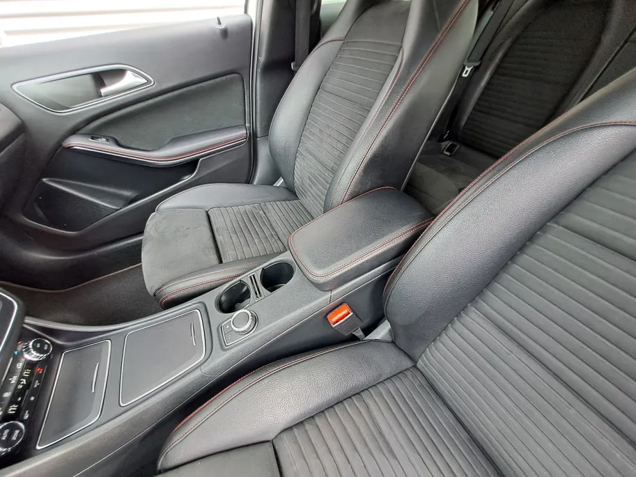 Mercedes-Benz GLA 180 Business Solution AMG AUTOMAAT | Trekhaak | Cruise | Panorama Schuif/kantel Dak | Navigatie | Camera | AMG-styling