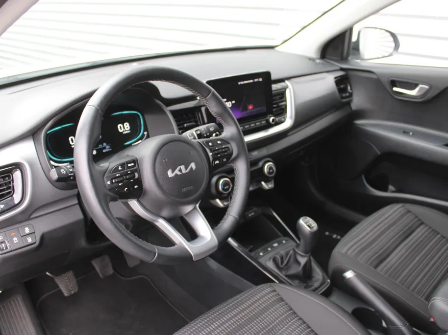 Kia Stonic 1.0 T-GDi MHEV DynamicPlusLine | Stuur-/stoelverwarming | Camera | Cruise | Clima | LED | Navi | 16' LM | Keyless |