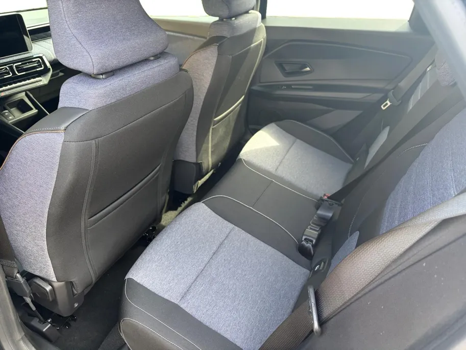 Renault 5 comfort range techno 52 kWh nu op voorraad met 1600,- korting , Pack Advanced Driving Assist , pack winter , Pack Harman Kardon premium sound , Apple Carplay/Android Auto , stoel en stuurverwarming , camera .