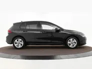 Volkswagen Golf 1.0 eTSI 110pk DSG Life · Camera · Apple/Android Car Play · Sfeerverlichting · P-Sensoren · Navigatie · 16'' Inch · Garantie t/m 04-02-2028 of 100.000km  · EXTRA INRUILKORTING ·
