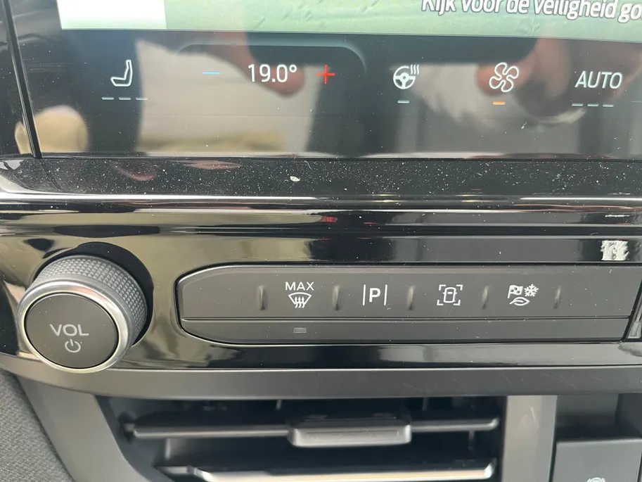 Ford Tourneo Custom 340 L2 Titanium 2.5 PHEV 233 pk | 9-persoons | TE BESTELLEN | Dual-zone airco | Inklapbare trekhaak | Cruise control | Verwarmd stuurwiel | Dubbele schuifdeuren met uitzetruiten | 17' LM velgen