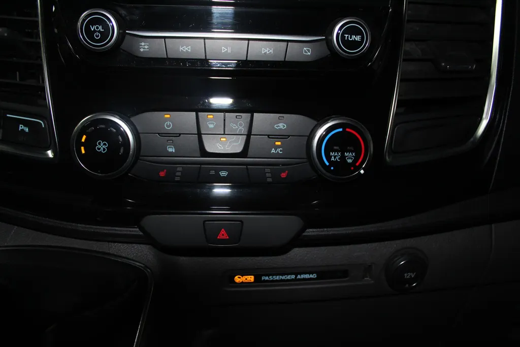 Ford Transit Custom 300 2.0 TDCI L1H1 Limited | Drivers Assistance Pack | stoel & stuur verwarming | imperiaal | Safety pack | trekhaak | Apple Carplay/Android Auto |