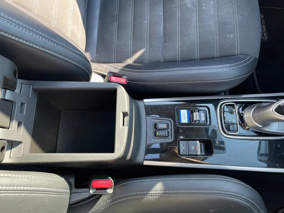 Mitsubishi Outlander 2.4 PHEV autom. Intense+ NL Auto | Pano dak | Trekhaak | LED | Alcantara | Blind Spot | Stoel-/stuurverwarming | etc.