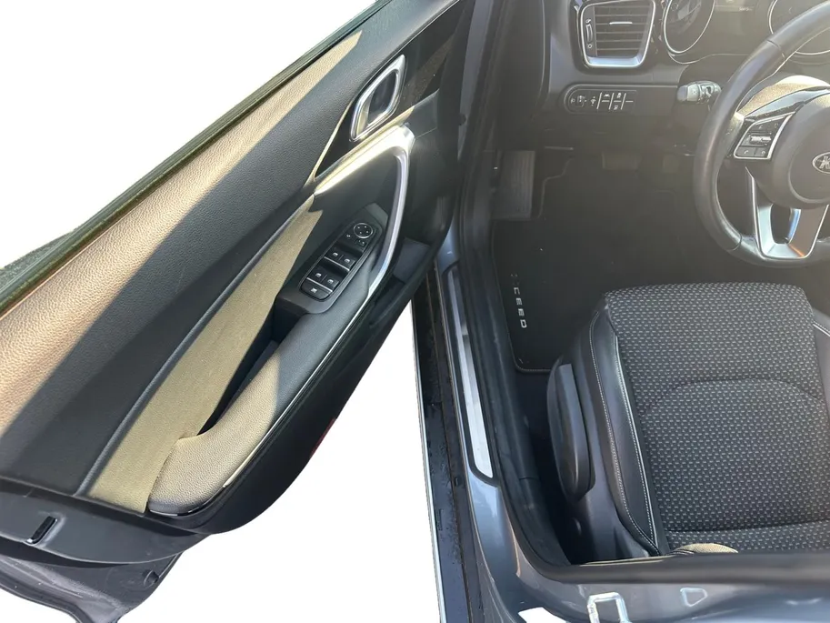 Kia XCeed 1.5 T-GDI MHEV DynamicPlusLine Automaat | 1e Eigenaar | Dealer Onderhouden | Camera | Stoel- & Stuurverwarming | Trekhaak | 2-Zone Climate Control | Navigatie | Fabrieksgarantie t/m 2-4-2028 +3x 1 jaar* | NAP
