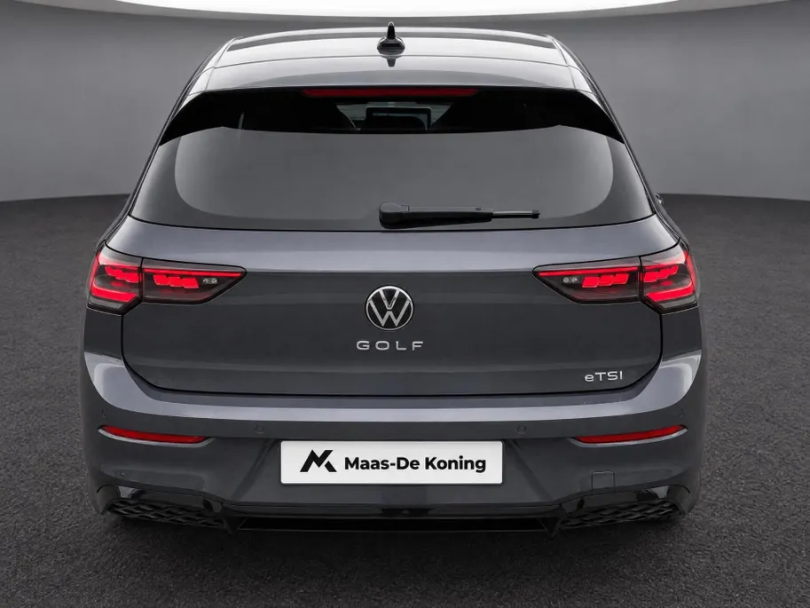 Volkswagen Golf 1.5eTSI/150PK R-Line · Navigatie · Trekhaak · Apple/Android Car Play · Dodehoeksensoren · Stoelverwarming ·  Garantie t/m 08-01-2031 of 100000km.