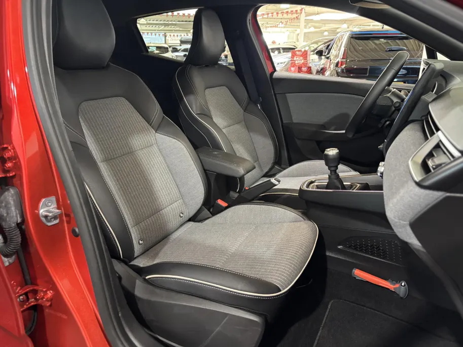 Renault Clio 90PK TCe GPF Techno | 9,3' Navi | Climate Control | Digital Cockpit | Camera | Parkeersensoren | Apple CarPlay/Android Auto | Full LED | Lichtemetalen Velgen | Licht & Regen Sensor |