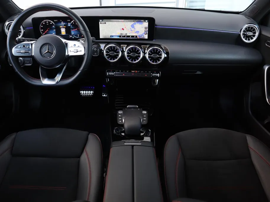 Mercedes-Benz A-Klasse 180 AMG Line l Panorama dak l Keyless entry l Achteruitrij camera l Stoelverwarming