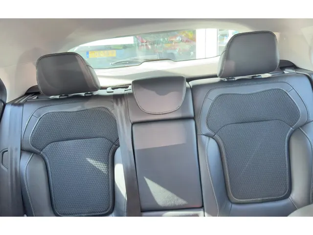 Renault Mégane 1.2 TCe 130 EDC ( automaat ) Bose | Half leder | Climat | Camera | Navigatie | Cruise |