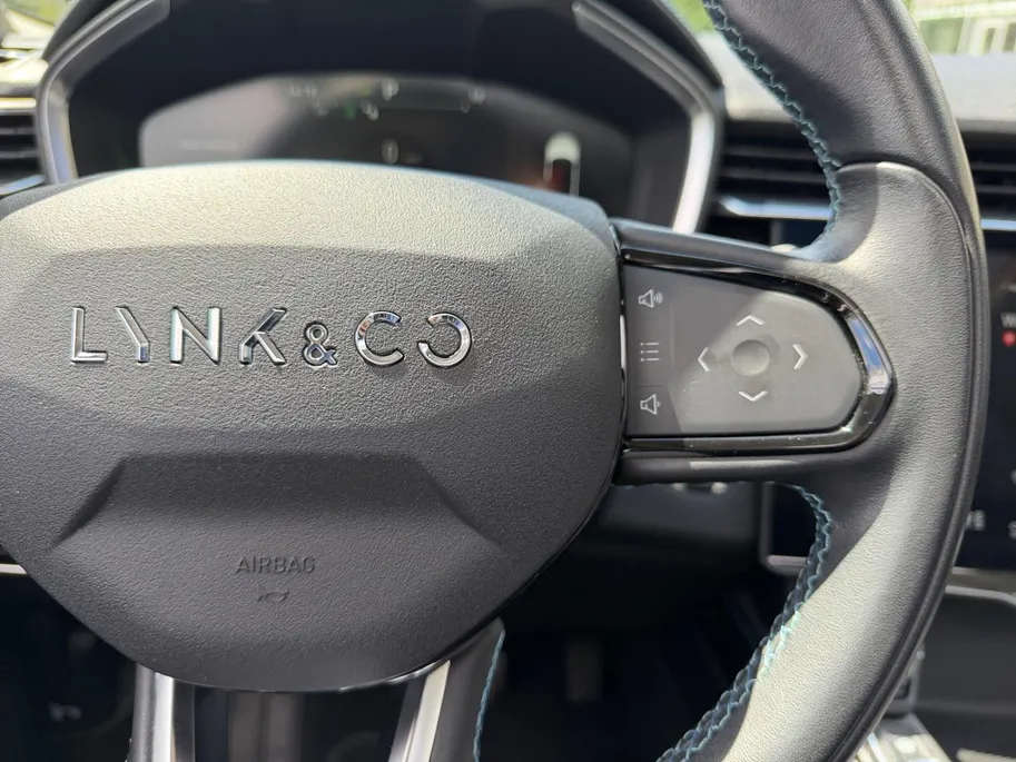 Lynk & Co 01 1.5 | Plug-in hybrid | 1800kg Trekgewicht | 69km Elek. Actieradius | Apple Carplay/Android Auto | BLISS | Panoramadak | 360° Camera | 12 Maanden BOVAG Garantie |