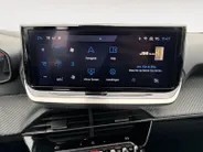 Peugeot 2008 1.2 PureTech 130 Allure | Automaat | Parkeersensoren voor en achter | Acteruitrijcamera | Apple carplay & Android auto | Cruise control | Navigatie | Trekhaak | Bovag garantie |