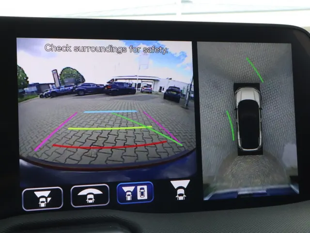 Toyota Urban Cruiser Executive 61 kWh | Panoramdak | 360 Camera | Stuur/Stoel Verwarming |