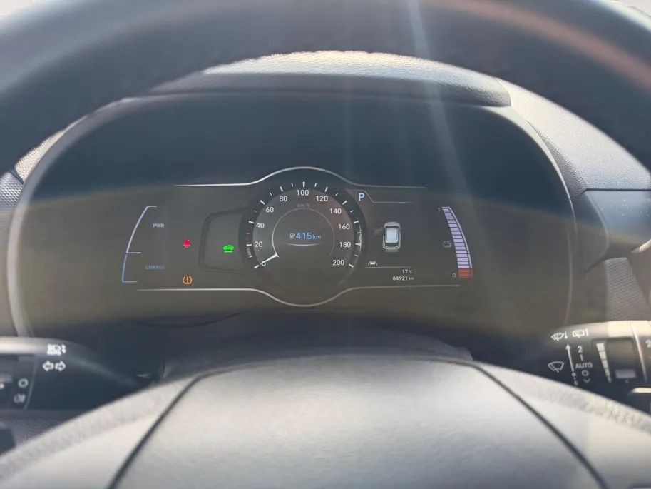 Hyundai Kona EV Fashion 64 kWh 204PK | Warmtepomp | SOH 100 % | Navigatie | Apple Carplay & Android Auto | Adaptive cruise control | Climate control | Head-up display | Parkeersensoren achter | Trekhaak |