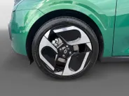 Renault Twingo Urban Range Techno 27.5 kWh Automaat | Demo - Beschikbaar per 01-10-2026 | Armsteun | Camera | Parkeersensoren | Climate Control | Full LED | Adaptive Cruise Control | Navigatie | 18' Lichtmetalen Velgen |