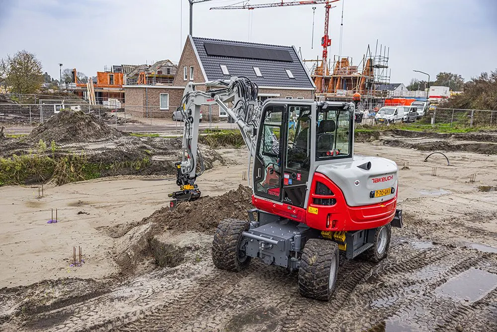 Takeuchi TB370W mobiele kraan op nieuwbouwterrein